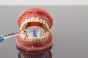 Dental Hygiene und Sauberkeit Konzept mit einer Zahnbürste die die Zähne reinigt und platz für...