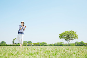 公園で指差す女性
