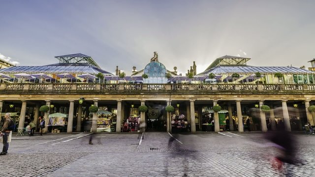 Timelapse view of the Covent Garden plaza, the former fruit and vegetable market in London. Now a major turist attraction with shopping, restaurants and street performers
