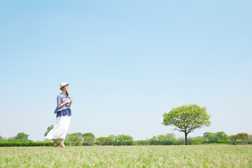 公園を散歩する女性