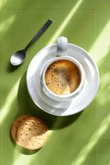 colazione con caffè e biscotti verticale