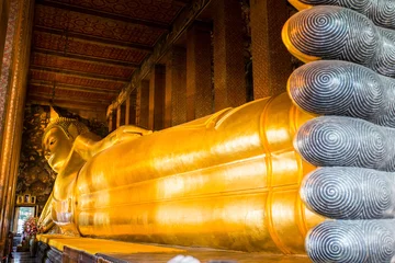 Poster Bouddha Reclining Buddha gold statue face. Wat Pho, Bangkok, Thailand