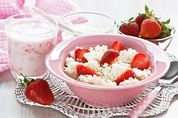 Cottage cheese / Cottage cheese with strawberry, yogurt and sour cream for healthy breakfast
