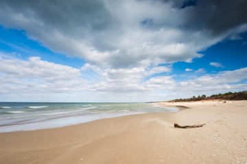 Fototapeta na wymiar Baltic shore with dramatic sky