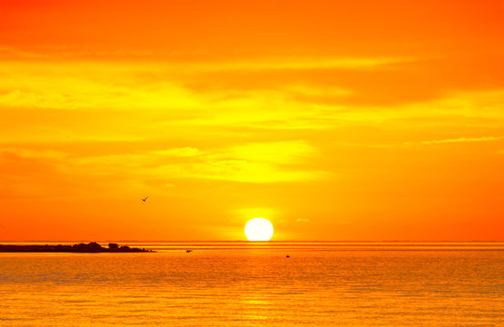 Fototapeta Sunset or sunrise over tropical sea