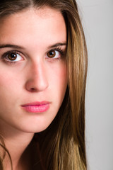 Naklejka premium Hispanic young woman with serious expression.