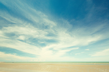 Obraz premium Beach and sky in Thailand. Retro filter.
