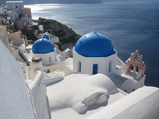 architettura greca / le famose case bianche con i tetti blu tipici delle isole greche