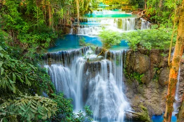 Crédence de cuisine en verre imprimé Cascades Belle cascade dans la forêt profonde de la Thaïlande.