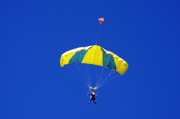 Parapente biplace dans le ciel alpin