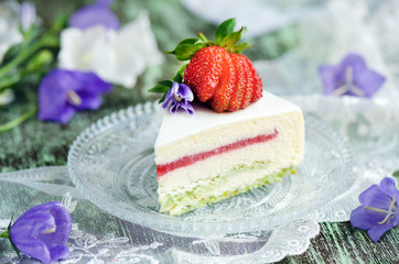 Strawberry cake with vanilla mousse 