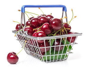 Kirschen im Einkaufskorb