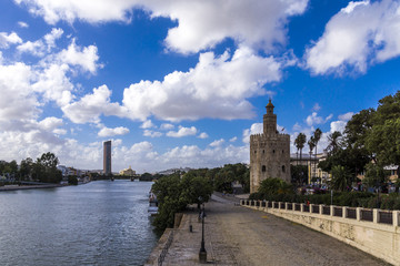 Fototapeta na wymiar Guadalquivir in Sevilla Andalusien mit zwölfeckigem Goldturm