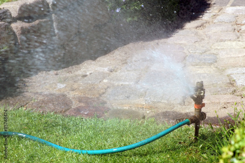 "Rasensprenger / eine Sprinkleranlage auf einer Rasenfläche