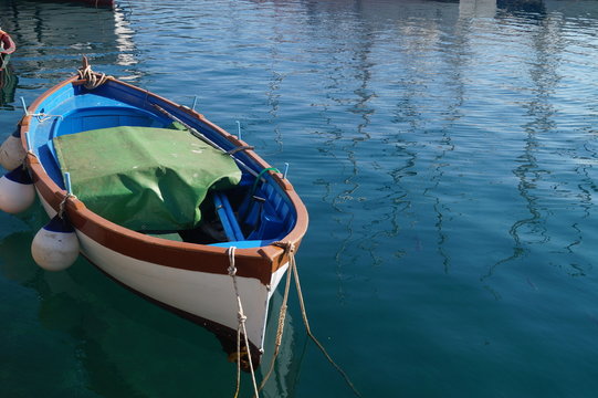 Pequeño barco de remo en mar Tirreno