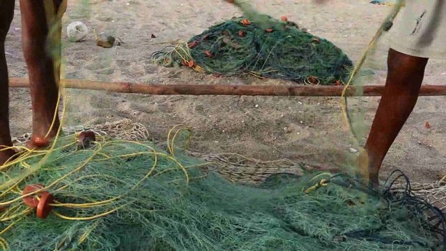 Inde. Pr&eacute;paration des filets de p&ecirc;ches dans le Tamil Nadu