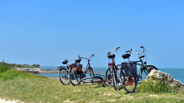 Fototapeta Ballade à vélo en bord de mer
