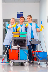 Raumpflegerinnen arbeiten im Team