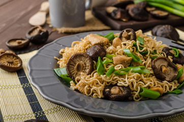 Chinese noodles with chicken and shitake