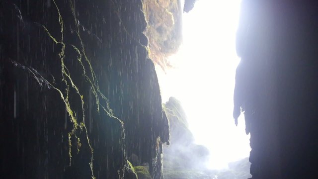 CASCADA DESDE DENTRO DE CUEVA

Plano fijo de cascada desde el interior de una cueva