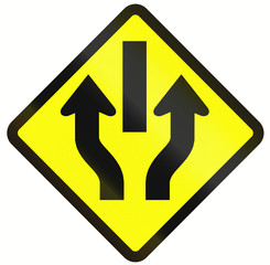 Indonesian road warning sign: Central Reserve With One Way Traffic