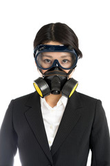 防毒マスクを装着した女性