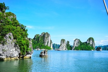 Obraz premium Limestone rocks in Halong Bay, Vietnam