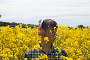 Fototapeta premium Teenager on the rape field