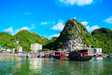 Fototapeta na wymiar Floating village and rock islands in Halong Bay, Vietnam, Southeast Asia