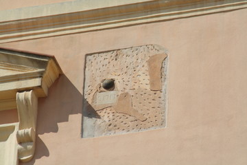 Palle di cannone sulla facciata di Palazzo Boyl a Cagliari