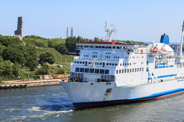 Gdańsk, Wielki prom samochodowo-pasażerski przepływający Martwą Wisłą, obok pomnika na Westerplatte, w kierunku portu w Gdańsku. Czerwiec 2015 r © stepmar