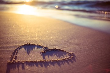 un coeur dessiné dans le sable