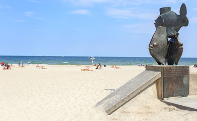 Obraz premium Gdynia - ustawiony w 1968 roku prze wejściu na plażę centralną pomnik 
