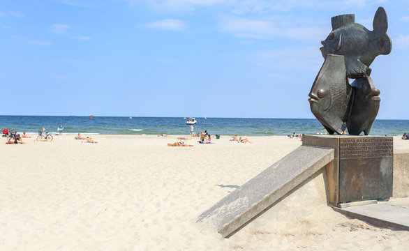 Gdynia - ustawiony w 1968 roku prze wejściu na plażę centralną pomnik "Gdyńskie Rybki"