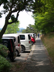 駐車場のわきを歩く男性