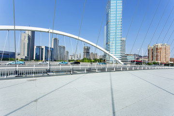 Obraz premium Modern city skyline with empty road floor