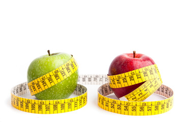 Manzanas con cinta sobre fondo blanco (salud y concepto de dieta) - 85801616