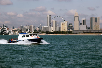 Obraz premium Passenger boat on the roads of Singapore
