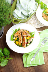 Frischer salat mit puten streifen und mango