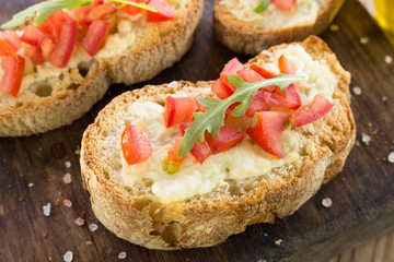 Bruschette con crema di formaggio e pomodoro fresco,Italian Finger Food