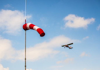 Motorflugzeug mit Windfahne