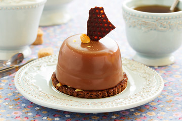 Cakes with peanut mousse and chocolate.