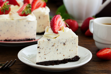 Creamy cheesecake with chocolate Oreo biscuits and strawberries.
