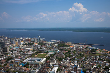 Obraz premium アマゾン川とマナウスの街並み空撮