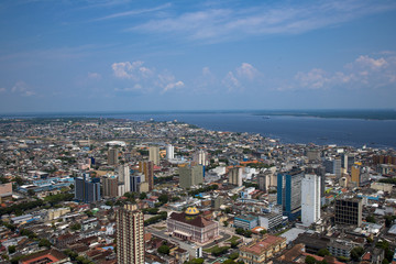 Fototapeta premium アマゾン川とマナウスの街並み空撮