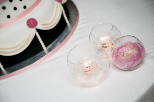 Tre ampolle con candele in primo piano