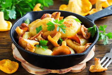 Fried potatoes with chanterelle mushrooms.