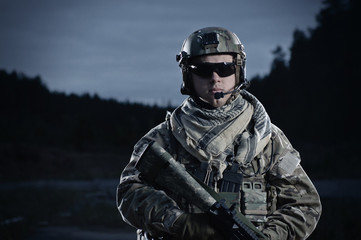 Naklejka premium Man with rifle standing in battlefield