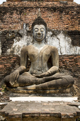 Fototapeta na wymiar Sukhothai - Historischer Park - Wat Mahathat 