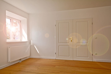 Wohnzimmer Altbau-Wohnung mit Parkett  Holzdielen und Doppeltür nach Renovierung